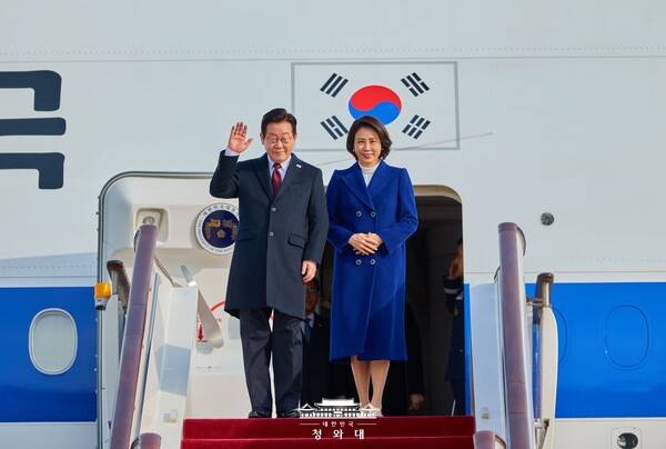 ▲ 지난 4일 베이징 서우두 공항에 도착한 이재명 대통령 부부. 사진=청와대.