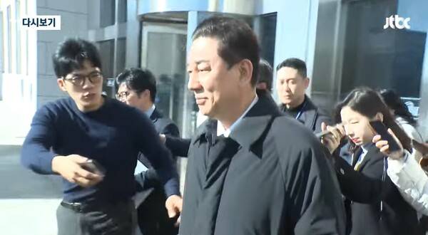 ▲김병기 더불어민주당 원내대표가 30일 원대대표직 사퇴 후 기다리던 취재진과 만나 여러 질문을 받고도 묵묵부답으로 일관하고 있다. 사진=JTBC 영상 갈무리