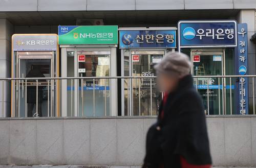증시 활황으로 5대 은행 정기예금 증가율은 1.4%에 그친 반면 적금은 16.6% 늘어나며, 은행들의 저원가성 자금 조달 부담이 커지고 있다. 사진은 서울 시내에 설치된 은행 ATM기. [사진 = 연합뉴스]
