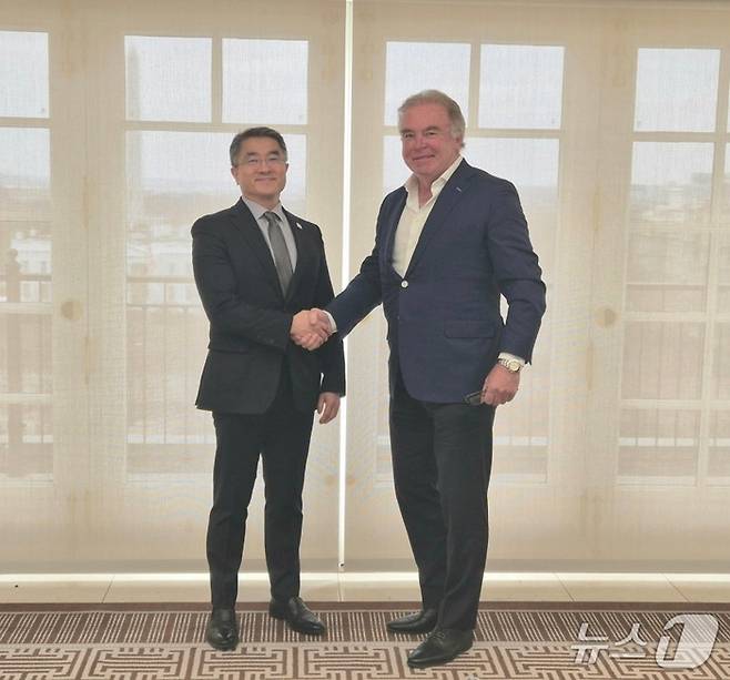 남궁홍 삼성E&A 사장(왼쪽)과 사이먼 그린쉴즈(Simon Greenshields) 와바시 밸리 리소스 이사회 의장(오른쪽)이 기념촬영을 하고 있다. < 삼성E&A >