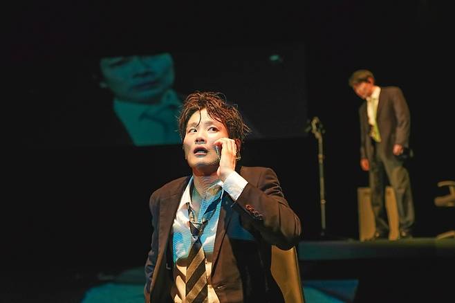 연극 ‘셋톱박스’ 공연 장면. 주인공 ‘남자’는 통신사에게 자신은 셋톱박스가 없다며 요금 청구를 취소해달라고 요구한다. [국립극단]