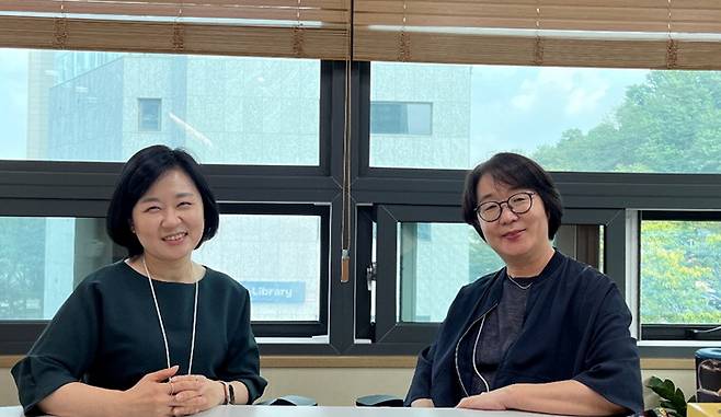 김은정 서울스피커스뷰로 이사(왼쪽)와 김희영 이즈피엠피 부사장이 서울 서초구 이즈피엠피 본사에서 회사와 MICE 산업에 관해 얘기하고 있다.  이즈피엠피
