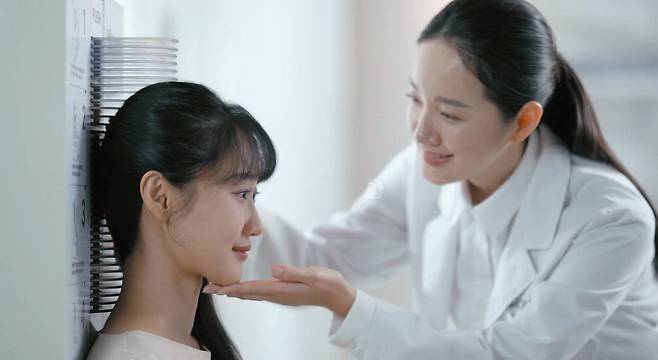 이브자리 슬립 코디네이터(오른쪽)가 고객 상담을 위해 경추 높이 측정을 진행하고 있다.  이브자리