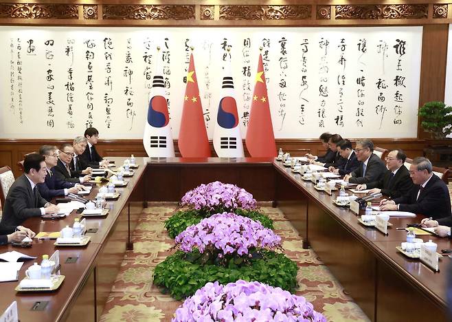 국빈 방중한 이재명 대통령(맨 왼쪽)이 6일 베이징 댜오위타이(조어대)에서 진행된 리창 중국 국무원 총리(맨 오른쪽)와의 면담에서 발언하고 있다. 이 대통령은 "양국이 수평적·호혜적 협력을 확대하고 한반도와 역내 평화·안정을 증진해 나가길 기대한다"고 말했다.  연합뉴스