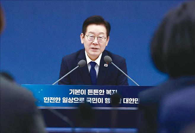 이재명 대통령이 2025년 12월 16일 보건복지부 업무보고에서 국민연금의 국내 주식 비중 확대를 검토하라고 지시했다. (연합뉴스)