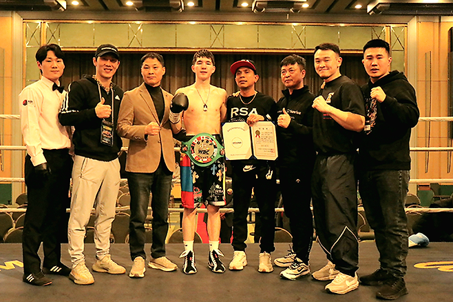 옌흐사이한 ‘박찬대’ 오유운예르데네가 동양태평양복싱연맹 슈퍼밴텀급 실버 챔피언 등극 기념 촬영을 하고 있다. 왼쪽부터 이상훈 주심, 멘겐초오시 난딘예르데네, 노바복싱 문병수 대표. 오른쪽에서 세 번째는 프라임복싱클럽 박철 관장. 사진=KBM 한국복싱커미션