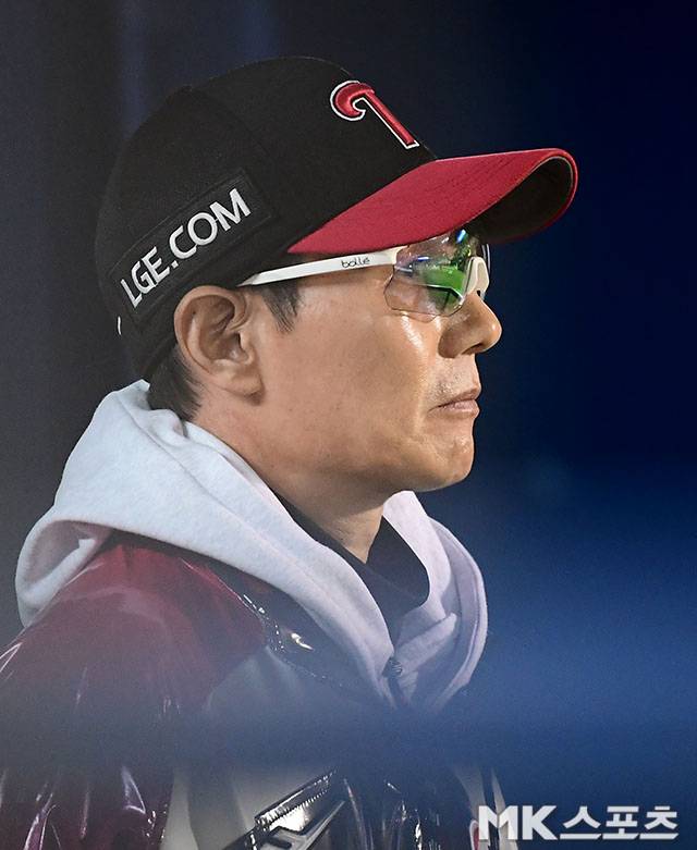 2025년 10월 27일 오후 잠실구장에서 ‘2025 신한 SOL Bank KBO 포스트시즌’ 한화 이글스와 LG 트윈스의 한국시리즈(7전 4선승제) 2차전이 열렸다. LG 염경엽 감독이 경기를 지켜보고 있다. 사진=김영구 기자