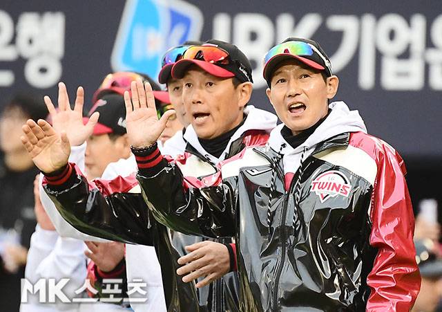 2025년 10월 26일 오후 잠실구장에서 열린 ‘2025 신한 SOL Bank KBO 포스트시즌’ 한화 이글스와 LG 트윈스의 한국시리즈(7전 4선승제) 1차전에서 LG가 선발 톨허스트의 6이닝 2실점 호투와 3안타 2타점의 맹타를 휘두른 신민재의 활약속에 8-2 승리를 거뒀다. LG 염경엽 감독이 승리에 기뻐하고 있다. 사진=김영구 기자