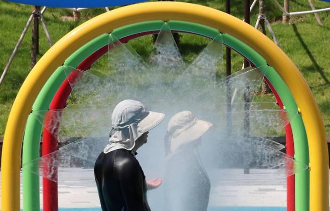 대전 충남지역에 폭염특보가 내려지는 등 늦더위가 기승을 부린 지난해 8월24일 오후 대전 대덕구 오정근린공원 물이장에서 시민들이 더위를 식히고 있다./사진=뉴스1.