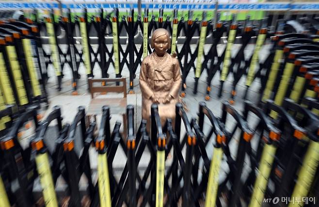 (서울=뉴스1) 황기선 기자 = 한일 위안부 합의 10년을 맞은 28일 서울 종로구 옛 일본대사관 앞에 설치된 '평화의 소녀상'에 안전 펜스가 둘러싸여져 있다.   최근 한일 정상 간 셔틀외교 가 전면 복원되고 경제·안보 협력 기조도 이어지며 양국 관계는 비교적 안정적인 관리 국면에 들어섰다는 평가를 받는다. 다만 위안부 문제를 비롯한 과거사 현안은 여전히 매듭짓지 못한 채 남아 있어, 한일관계의 구조적 과제로 남아 있다는 지적이 제기되고 있다.  2025.12.28/뉴스1  Copyright (C) 뉴스1. All rights reserved. 무단 전재 및 재배포,  AI학습 이용 금지. /사진=(서울=뉴스1) 황기선 기자