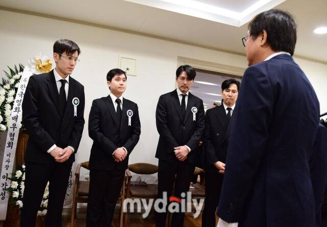 고 배우 안성기 두 아들 곁에서 빈소를 지키는 정우성과 이정재 / 마이데일리