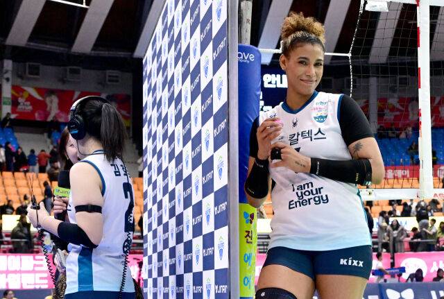 실바가 신인 김효임에게 물세례를 하기 위해 기다리고 있다 / 한국배구연맹(KOVO)