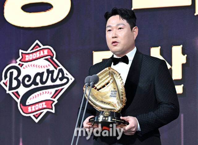 두산 양의지가 9일 오후 서울 잠실 롯데호텔에서 진행된 '2025 KBO 골든글러브 시상식' 에서 포수 부문 골든 글러브상을 수상하고 있다. 포지션별 최고 선수를 가리는 '2025 KBO 골든글러브 시상식'은 투수와 포수, 지명타자, 1루수, 2루수, 3루수, 유격수, 외야수(3명) 등 총 10개 부문에 걸쳐 최고의 선수를 가린다./마이데일리