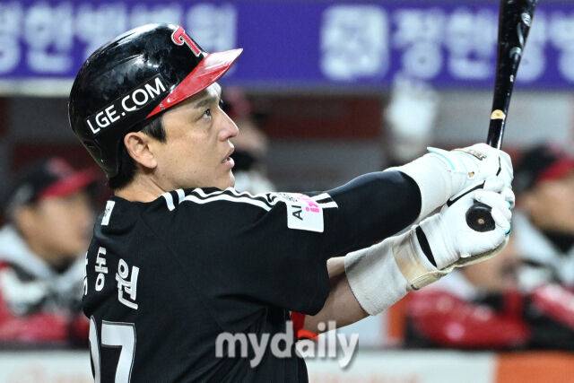 30일 대전 한화생명 볼파크 야구장에서 열린 '2025 신한 SOL 뱅크 KBO 한국시리즈 4차전' LG 트윈스와 한화 이글스 경기. LG 박동원이 9회초 무사 1루에 투런포를 치고 있다./마이데일리