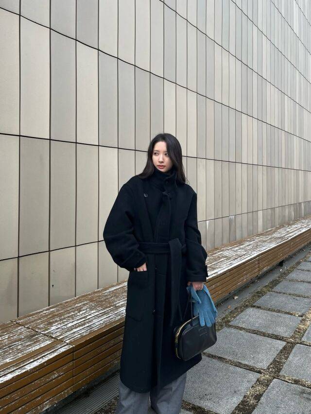 김지연이 한겨울에도 스타일을 포기 하지 않는 코트 패션을 보여줬다. / 김지연 인스타그램