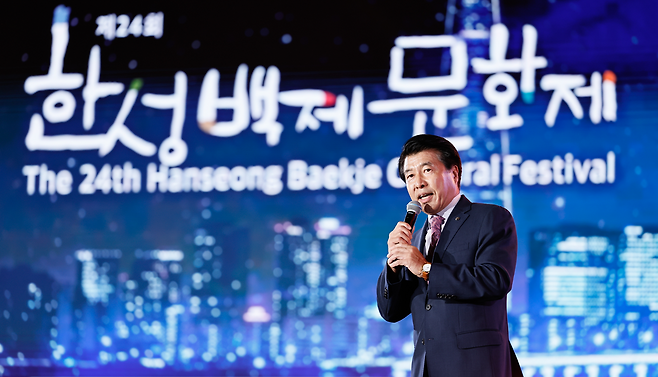 마이크를 들고 연설하는 서강석 송파구청장의 모습이 담긴 사진이다.배경에는 ‘제24회 한성백제문화제’라는 텍스트가 보인다.