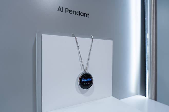 삼성디스플레이가 5일(현지시간) 미국 라스베이거스 앙코르 앳 윈 호텔에서 ‘CES 2026’ 미디어 초청 행사를 열고 공개한 차세대 AI 기기 콘셉트의 데모제품 ‘AI OLED 펜던트’. 가볍고 디자인 자유도가 높으며 전력 소모가 적은 OLED는 펜던트형 등 차세대 소형 AI 기기의 활용도를 높일 수 있다. [삼성디스플레이 제공]