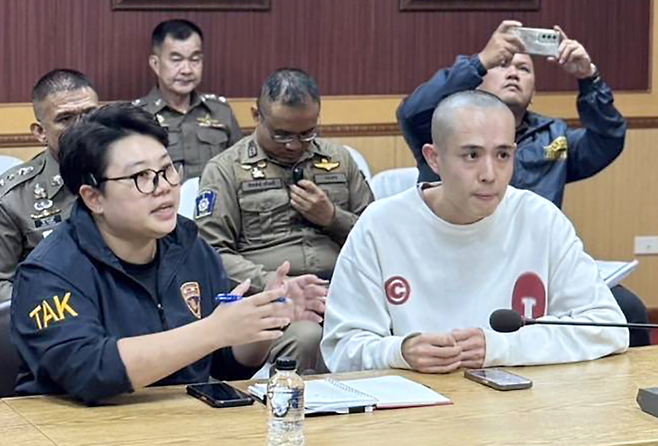 미얀마 범죄 조직에 납치됐다 태국 경찰에 의해 구출된 중국 유명배우 왕싱(앞줄 오른쪽)이 지난해 1월7일(현지시간) 태국·미얀마 국경지대 인근인 메솟에서 경찰이 마련한 브리핑에 참석했다. [EPA 연합뉴스]