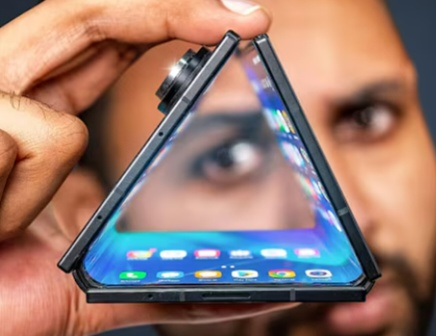 삼성 ‘갤럭시Z 트라이폴드’  [유튜브(Mrwhosetheboss) 갈무리]