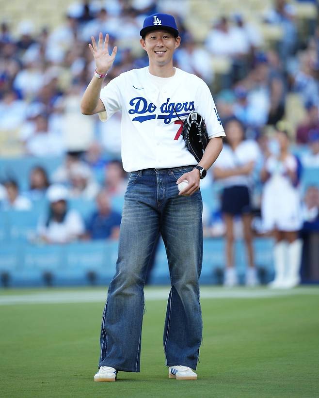 LA FC 소속 손흥민 선수가 같은 연고지 LA다저스를 응원하면서 시구 준비를 하고 있다.