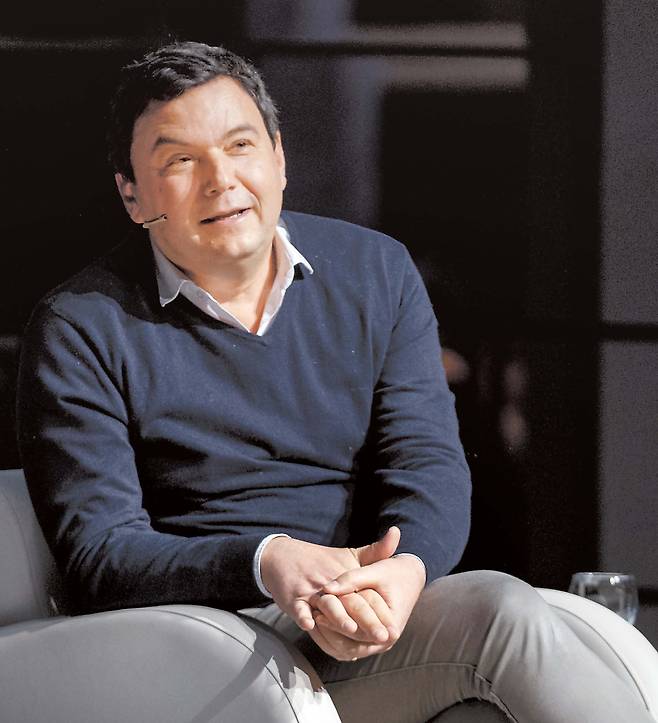 토마 피케티 파리경제대 교수가 2022년 1월 14일 스페인 마드리드에서 열린 한 대담에서 불평등에 관해 발언을 하고 있다.