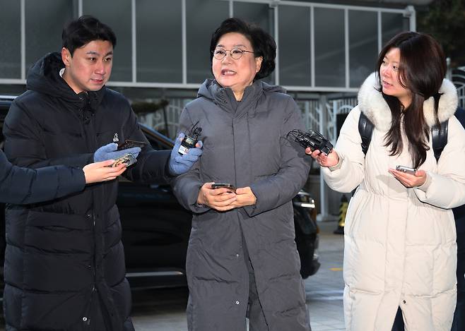 이혜훈 기획예산처 장관 후보자가 6일 서울 중구 예금보험공사에 마련된 인사청문회 준비 사무실로 출근하며 취재진의 질문에 답하고 있다. [연합]