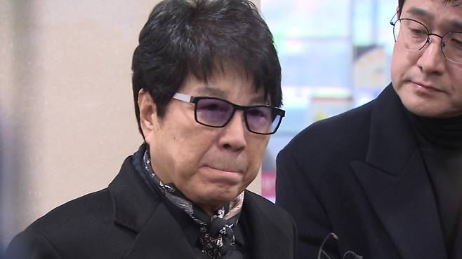 가수 조용필이 5일 서울 서초구 서울성모병원 장례식장에 마련된 배우 안성기의 빈소 조문을 마친 뒤 취재진의 질문에 답하고 있다. 2026.1.5 [연합뉴스TV 제공. 재판매 및 DB 금지] [연합]