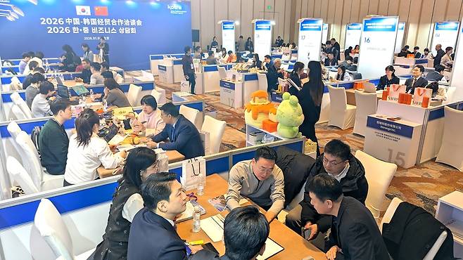 산업통상부와 대한무역투자진흥공사(코트라)가 6일 중국 베이징 더웨스틴 호텔에서 무역·투자 상담회인 ‘한-중 비즈니스 파트너십’을 개최해 우리 기업 58개사가 중국 파트너와 거래 상담을 하고 있다. [코트라 제공]