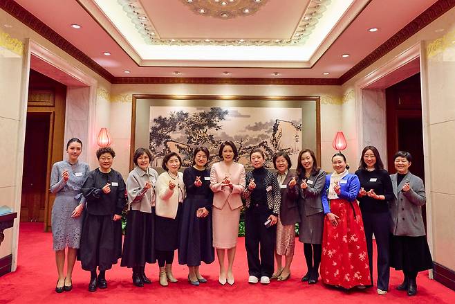 이재명 대통령과 중국을 방문 중인 김혜경 여사가 6일 베이징 조어대에서 열린 재중 한인 여성활동가들과의 오찬 간담회에서 참석자들과 기념촬영을 하고 있다. [연합]