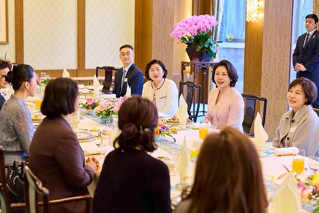 이재명 대통령과 중국을 방문 중인 김혜경 여사가 6일 베이징 조어대에서 재중 한인 여성활동가들과 오찬 간담회를 하고 있다. [연합]