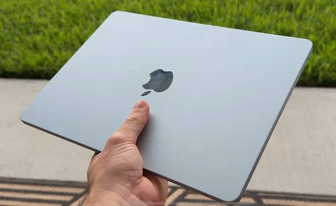 맥북 에어 m4. 사진은 기사 내용과 무관함. [브랜든 부치 유튜브 캡처]
