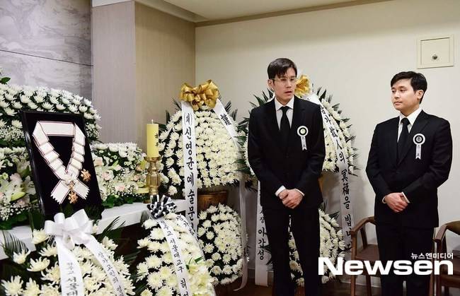 빈소서 조문객 맞이하는 故안성기 두 아들, 사진공동취재단 제공