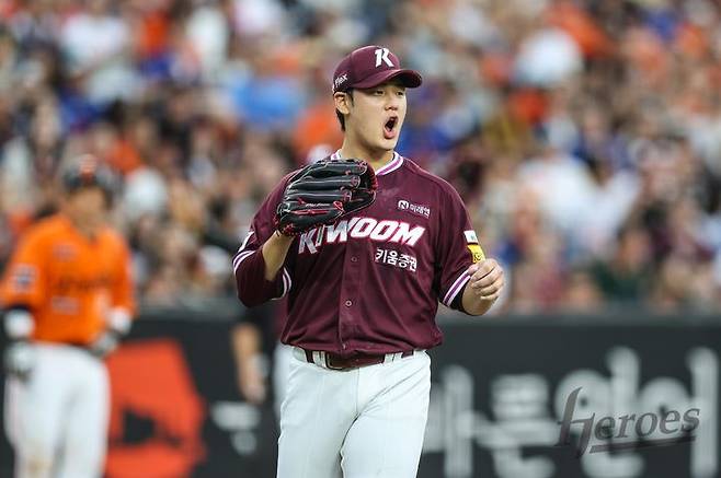 [서울=뉴시스] 프로야구 키움 히어로즈의 정현우가 14일 대전 한화생명볼파크에서 열린 2025 신한 쏠뱅크 KBO리그 한화 이글스와의 경기에 선발 등판해 아웃카운트를 잡은 뒤 기뻐하고 있다. (사진=키움 히어로즈 제공) 2025.09.14. *재판매 및 DB 금지