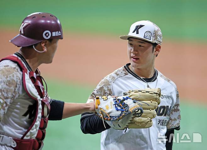 [서울=뉴시스] 김금보 기자 = 8일 서울 구로구 고척스카이돔에서 열린 프로야구 2025 KBO리그 LG 트윈스와 키움 히어로즈의 경기, 1회초 키움 정현우가  투구를 마치고 더그아웃으로 향하며 김건희와 대화하고 있다. 2025.06.08. kgb@newsis.com