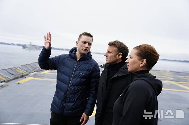 [누크=AP/뉴시스] 옌스 프레데리크 닐센 그린란드 총리(왼쪽)가 지난해 6월 15일(현지 시간) 그린란드 누크를 방문한 메테 프레데릭센 덴마크 총리(오른쪽), 에마뉘엘 마크롱 프랑스 대통령과 대화하고 있다. 2026.01.06.