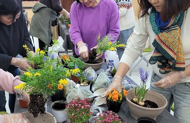 충북산림환경연구소 반려식물 키우기 교육 모습. (사진=충북도 제공) *재판매 및 DB 금지