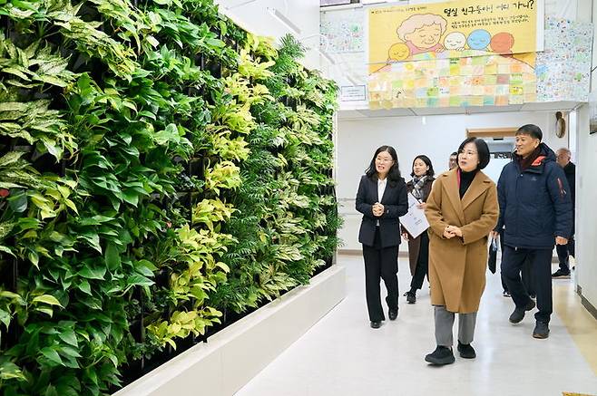 [서울=뉴시스] 이수희 강동구청장이 서울장애인종합복지관 열린정원 현장을 방문했다. 2026.01.06. (사진=강동구 제공) *재판매 및 DB 금지