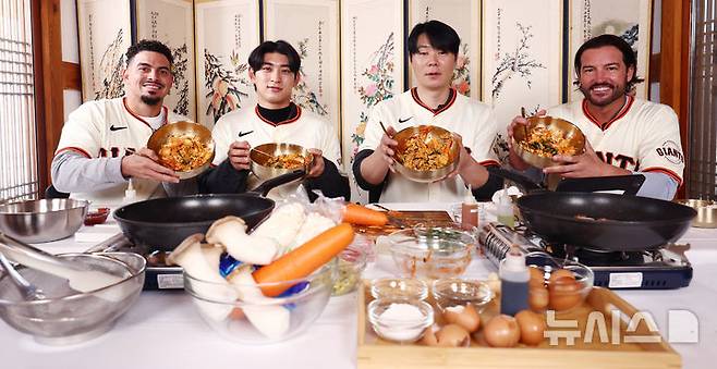 [서울=뉴시스] 황준선 기자 = 메이저리그 샌프란시스코 자이언츠의 윌리 아다메스(왼쪽부터)와 이정후, 최현석 셰프, 토니 비텔로 감독이 6일 서울 종로구의 한 모임공간에서 한국 전통 음식 만들기 체험을 마친 뒤 기념촬영 하고 있다. (공동취재) 2026.01.06. photo@newsis.com