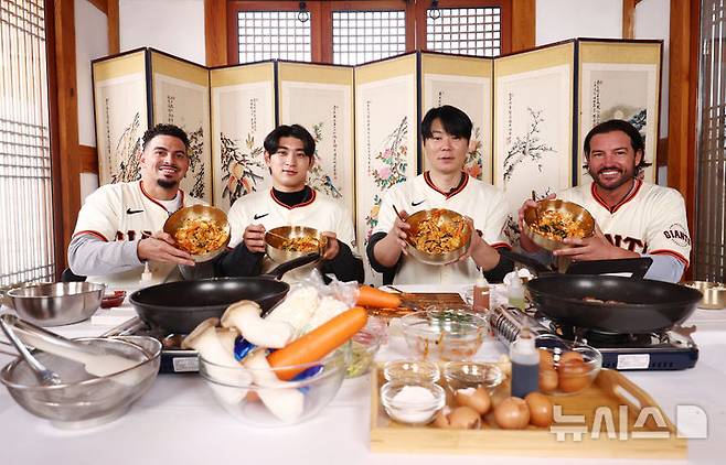 [서울=뉴시스] 황준선 기자 = 메이저리그 샌프란시스코 자이언츠의 윌리 아다메스(왼쪽부터)와 이정후, 최현석 셰프, 토니 비텔로 감독이 6일 서울 종로구의 한 모임공간에서 한국 전통 음식 만들기 체험을 마친 뒤 기념촬영 하고 있다. (공동취재) 2026.01.06. photo@newsis.com