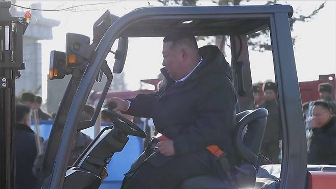 [서울=뉴시스] 북한 조선중앙TV는 김정은 국무위원장이 지난 5일 당 및 정부 지도간부들과 함께 해외군사작전 전투위훈기념관 건설장을 찾았다고 6일 보도했다. 이 자리에는 부인 리설주와 딸 주애가 동행했다. (사진=조선중앙TV 캡처) 2026.01.06. photo@newsis.com *재판매 및 DB 금지