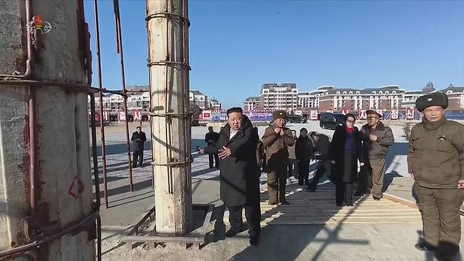 [서울=뉴시스] 북한 조선중앙TV는 김정은 국무위원장이 지난 5일 당 및 정부 지도간부들과 함께 해외군사작전 전투위훈기념관 건설장을 찾았다고 6일 보도했다. 이 자리에는 부인 리설주와 딸 주애가 동행했다. (사진=조선중앙TV 캡처) 2026.01.06. photo@newsis.com *재판매 및 DB 금지