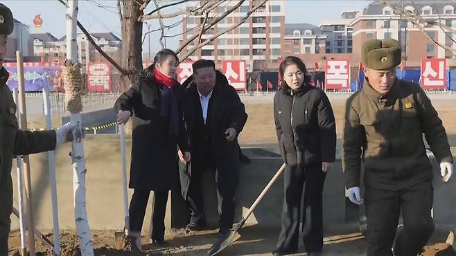 [서울=뉴시스] 북한 조선중앙TV는 김정은 국무위원장이 지난 5일 당 및 정부 지도간부들과 함께 해외군사작전 전투위훈기념관 건설장을 찾았다고 6일 보도했다. 이 자리에는 부인 리설주와 딸 주애가 동행했다. (사진=조선중앙TV 캡처) 2026.01.06. photo@newsis.com *재판매 및 DB 금지