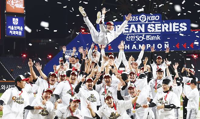 [대전=뉴시스] 김근수 기자 = 31일 대전 중구 한화생명볼파크에서 열린 2025 KBO 한국시리즈 5차전 LG 트윈스와 한화 이글스의 경기에서 4승 1패 기록으로 통합 우승을 차지한 LG 선수들이 염경엽 감독을 헹가래 하고 있다. 2025.10.31. ks@newsis.com *재판매 및 DB 금지