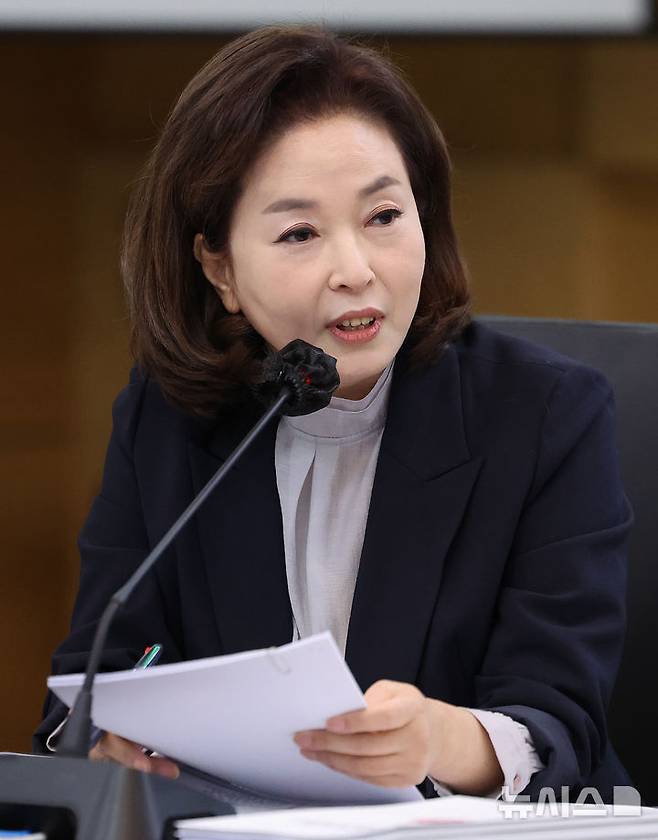 [대구=뉴시스] 이무열 기자 = 김민전 국민의힘 의원이 22일 대구 수성구 대구광역시교육청에서 열린 경북대학교, 강원대학교, 경북대병원, 강원대병원, 강릉원주대치과병원, 경북대치과병원에 대한 교육위원회 국정감사에서 질의하고 있다. 2025.10.22.  lmy@newsis.com