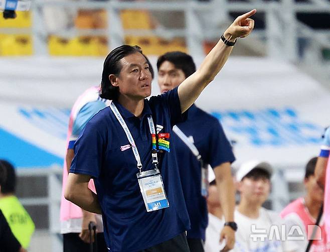 [수원=뉴시스] 이영환 기자 = 지난해 7월30일 오후 경기 수원시 팔달구 수원월드컵경기장에서 열린 2025 쿠팡플레이 시리즈 뉴캐슬 유나이티드와 팀 K리그의 경기, 김판곤 팀 K리그 감독이 작전 지시를 하고 있다. 2025.07.30. 20hwan@newsis.com