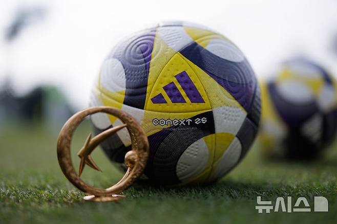 [서울=뉴시스] 프로축구 K리그의 2025시즌 공인구인 아디다스 커넥스트 25 프로(CONEXT 25 PRO). (사진=한국프로축구연맹 제공) *재판매 및 DB 금지