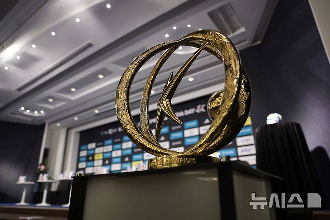 [서울=뉴시스] 프로축구 K리그 트로피. (사진=한국프로축구연맹 제공) *재판매 및 DB 금지