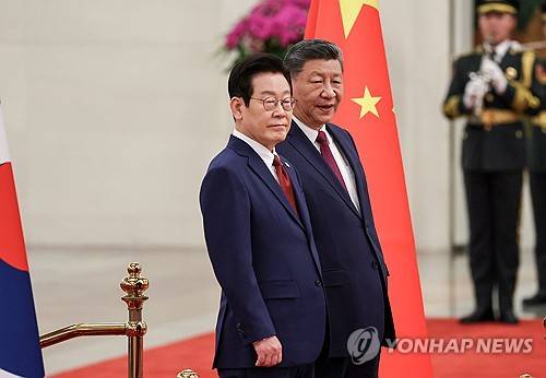 의장대 사열하는 이재명 대통령과 시진핑 주석 [베이징=연합뉴스 제공]