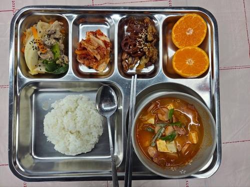 '500원 식당'에서 제공하는 식사 [블라썸여좌사회적협동조합 제공. 연합뉴스]