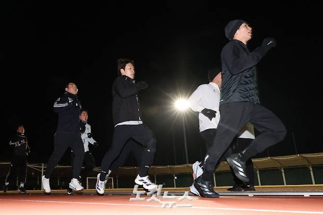 '꼭두새벽부터 뛰는데…' 국가대표 선수들이 충북 진천 국가대표선수촌에서 달리기 훈련을 하는 모습. 류영주 기자